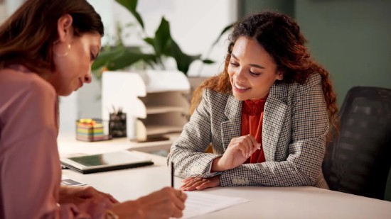  财富管理领域出现新变化，年轻女性从业者数量逐步增加；然而核心顾问岗位仍存明显差距。 股票财经