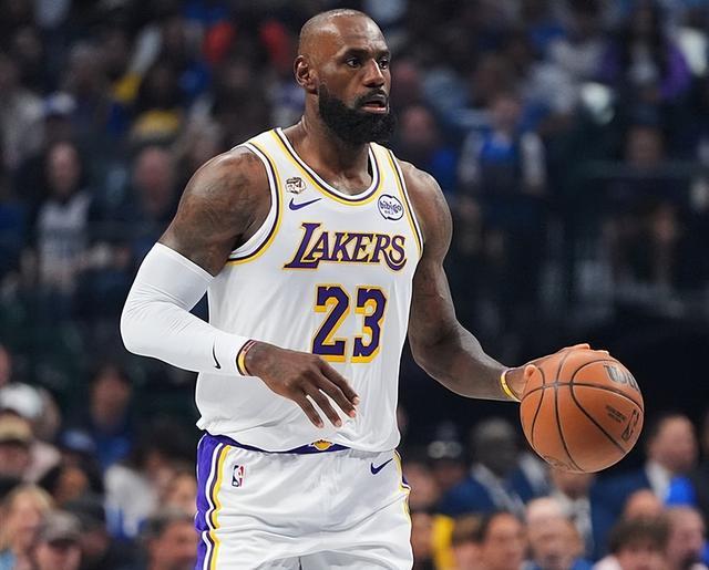  詹姆斯独撑进攻体系：湖人困境中的战术深度剖析 体育新闻