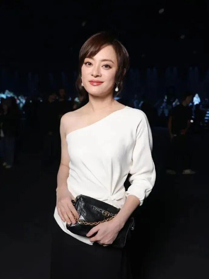 《那个被张艺谋看中的女人,用“窒息感”重新定义了演技》 情感心理 《那个被张艺谋看中的女人,用“窒息感”重新定义了演技》 情感心理